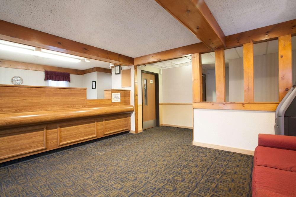 Super 8 by Wyndham Oneonta/Cooperstown photo 3