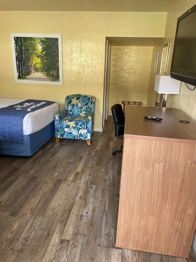 Days Inn by Wyndham Gainesville University photo 24