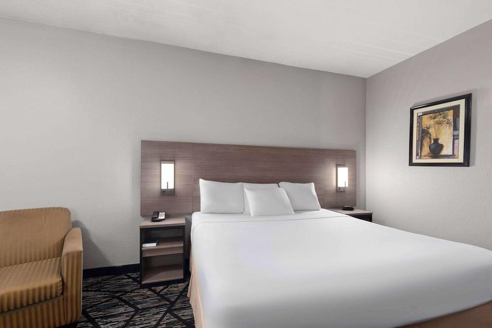Baymont by Wyndham Mobile/Tillmans Corner photo 10