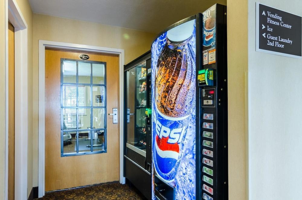 Super 8 by Wyndham Cozad photo 28