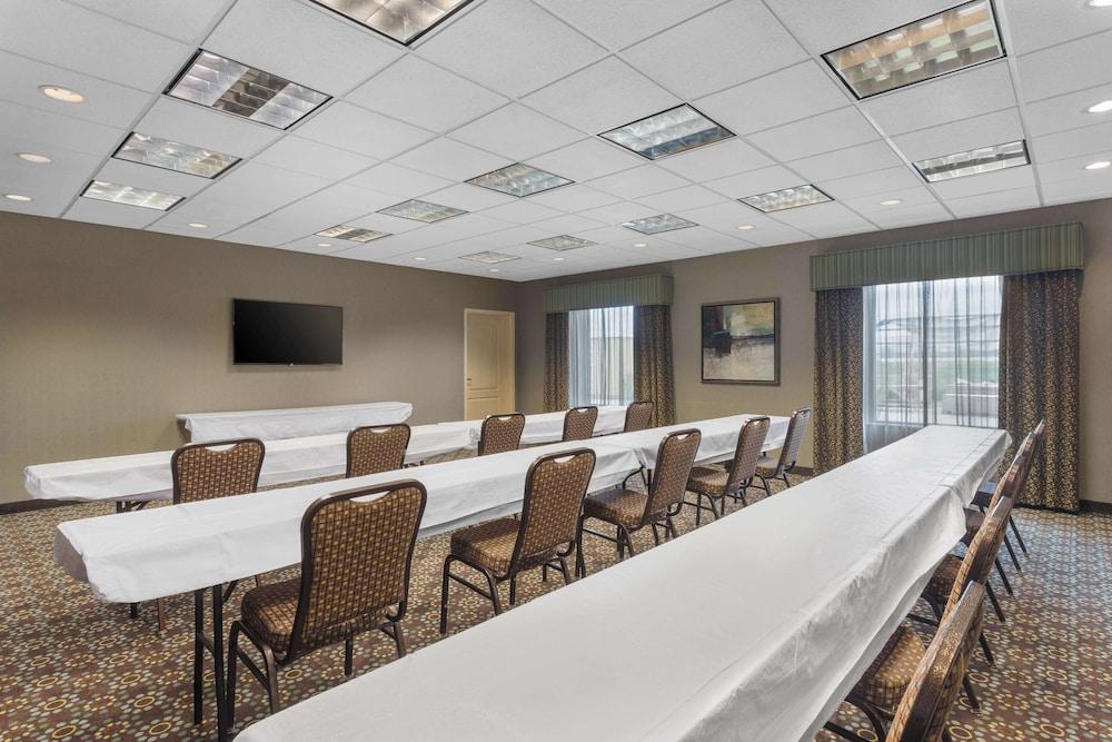 Hampton Inn & Suites Lincoln - Northeast I-80 photo 38