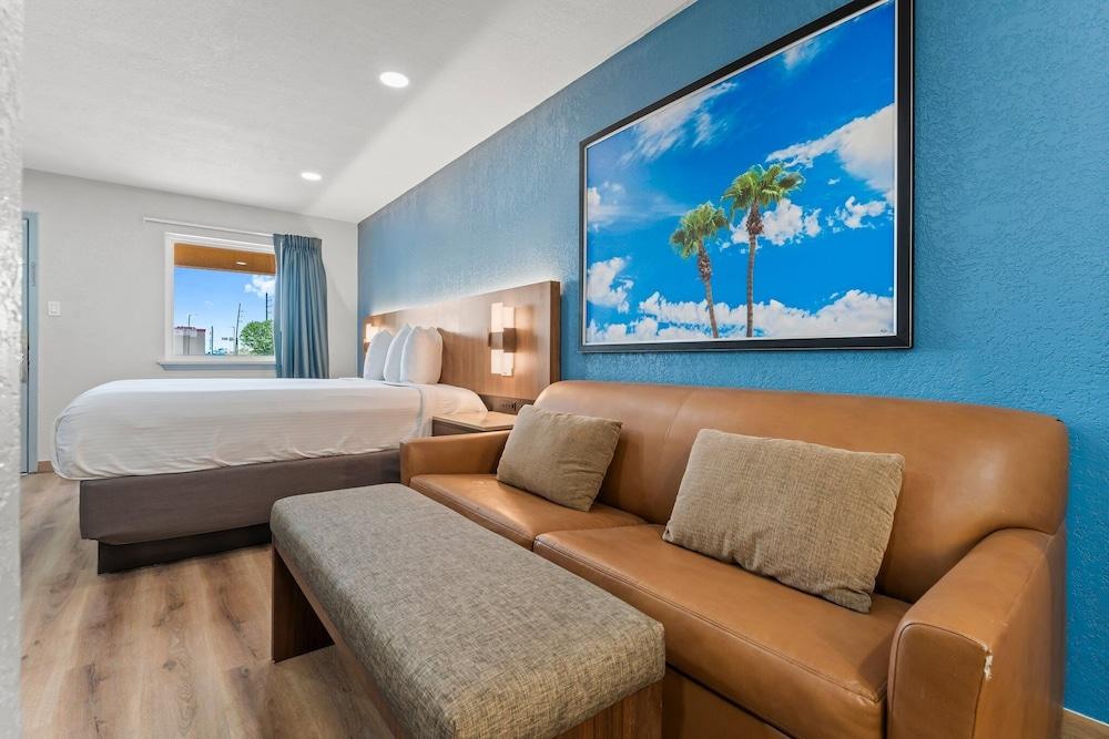 Econo Lodge Inn & Suites Sealy photo 2