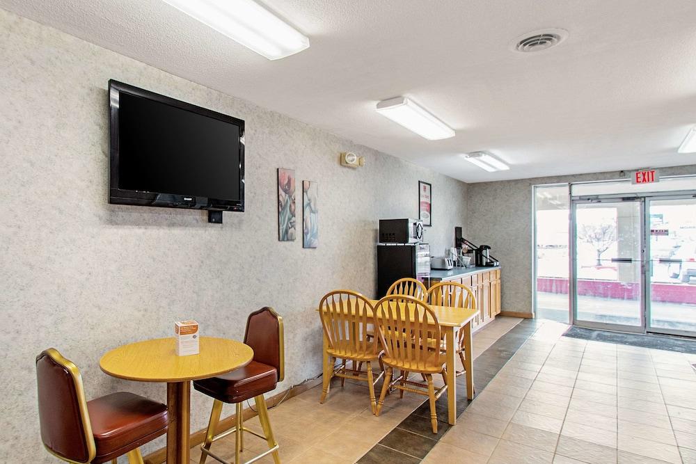 Econo Lodge photo 18