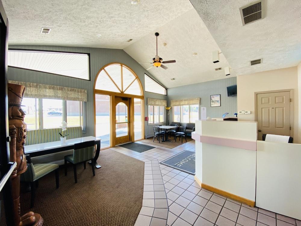 Fleetwood Inn & Suites photo 2