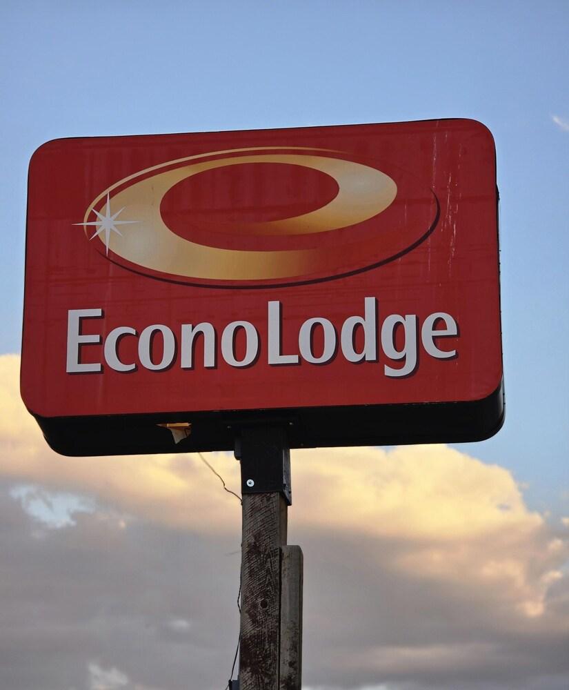 Econo Lodge Eagle Nest photo 11