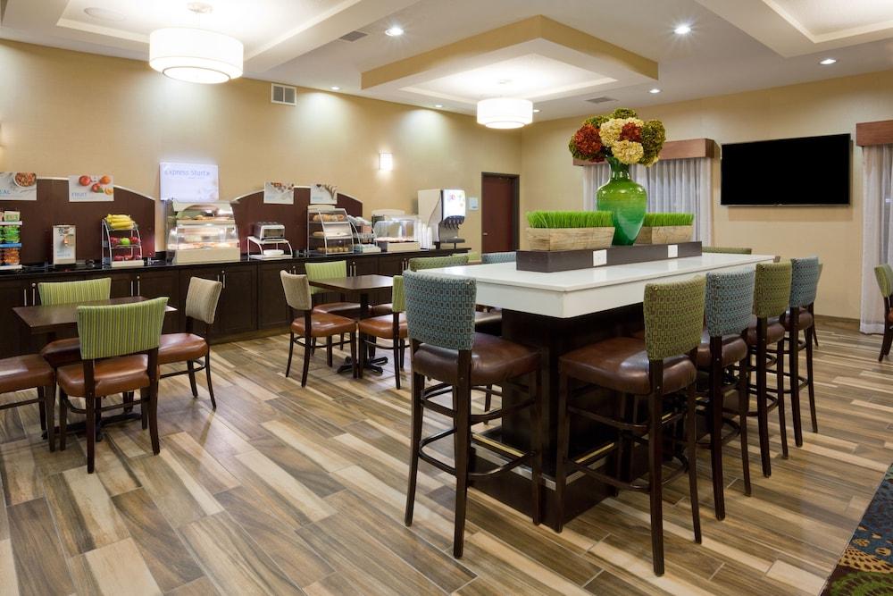 Holiday Inn Express & Suites Davenport by IHG photo 28