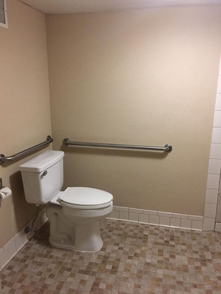 Quality Inn & Suites Clarksville photo 7