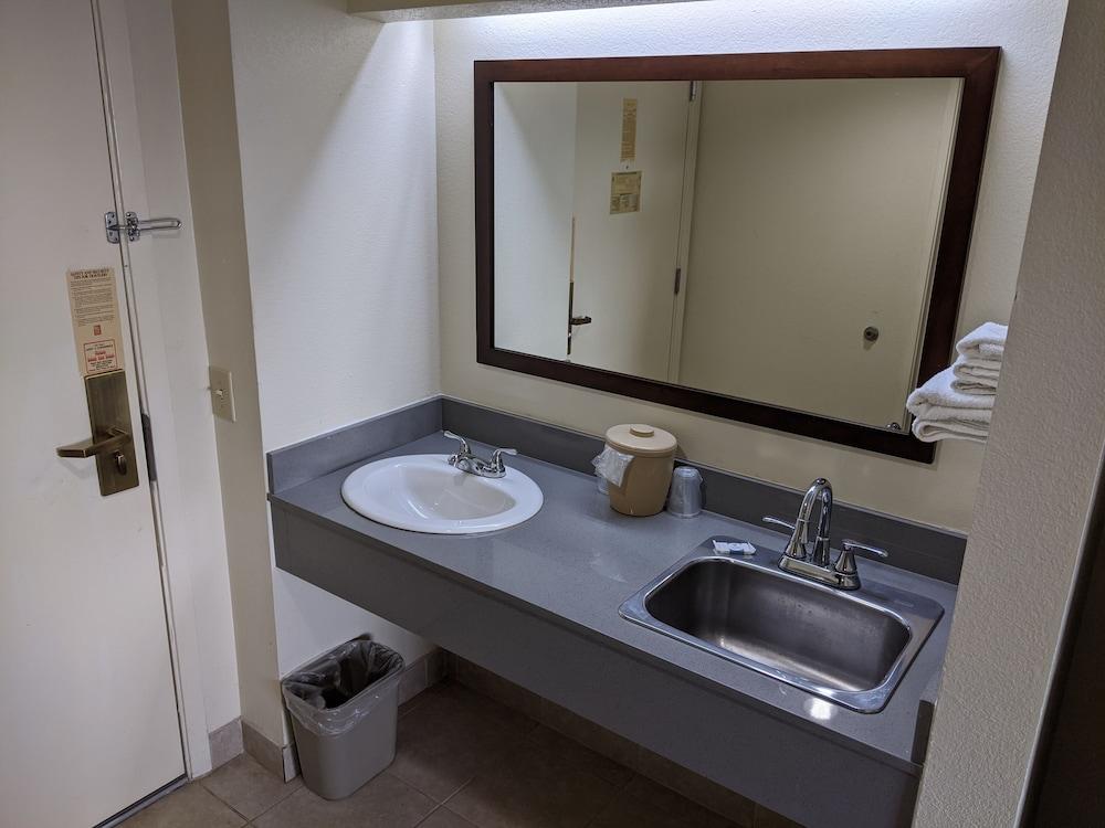 Plano Inn & Suites photo 18