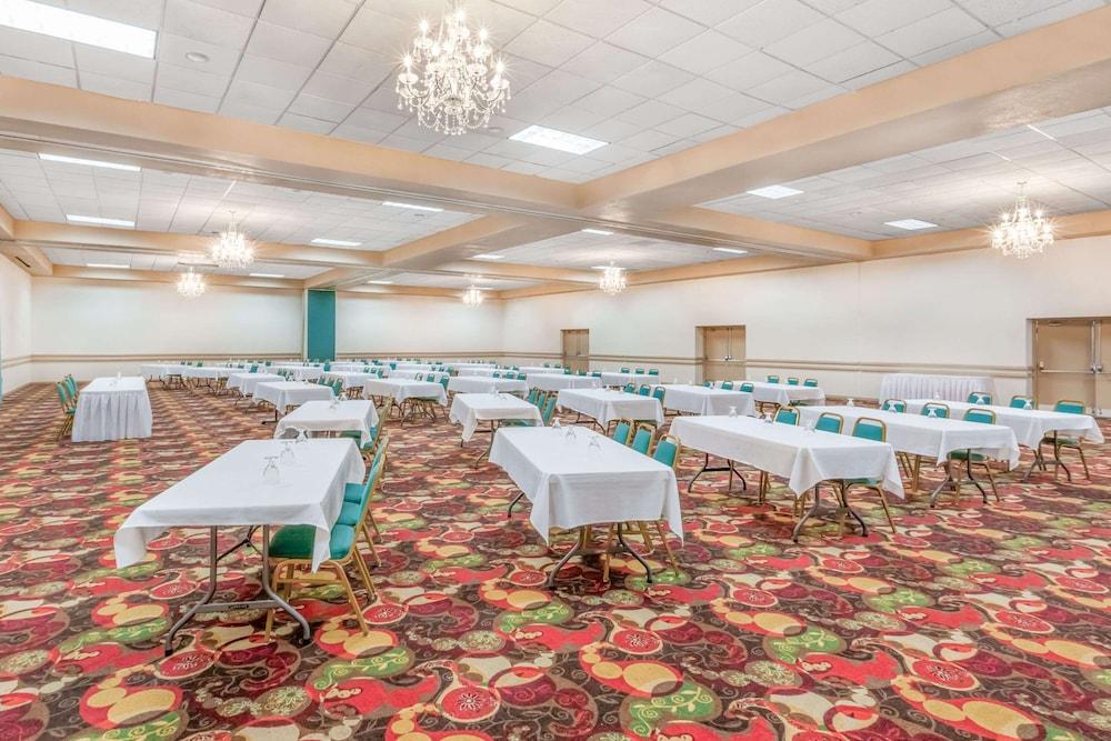 Quality Inn & Suites photo 33