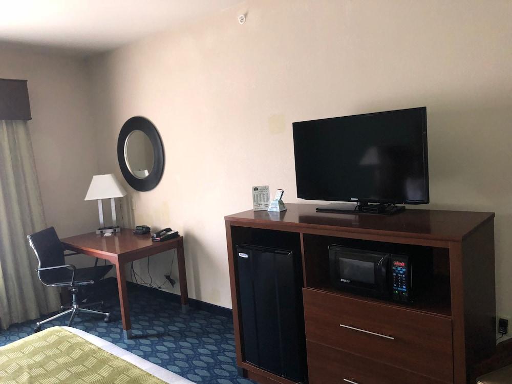 Country View Inn & Suites photo 48