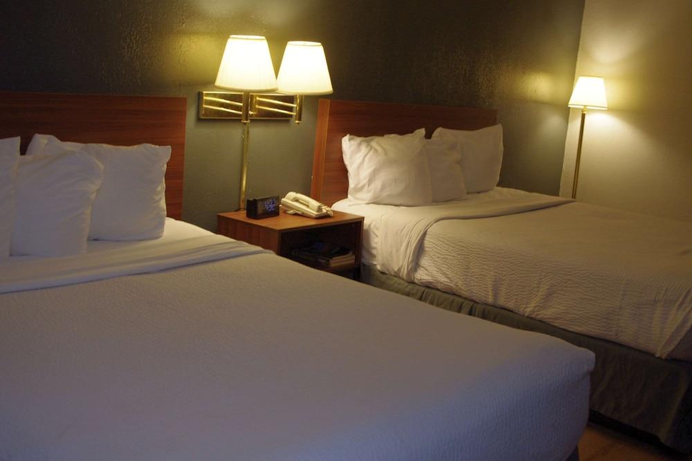 Econo Lodge El Paso, IL photo 14