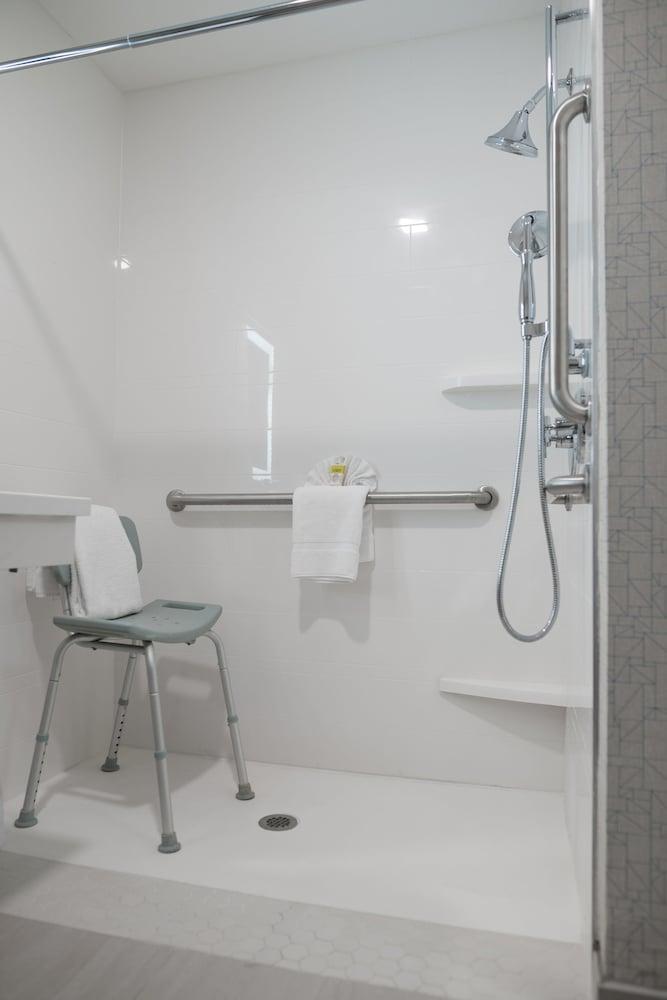 Holiday Inn Express & Suites Lake Forest by IHG photo 45