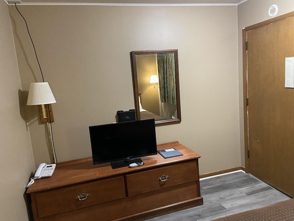 Colonial Inn Dyersville photo 21