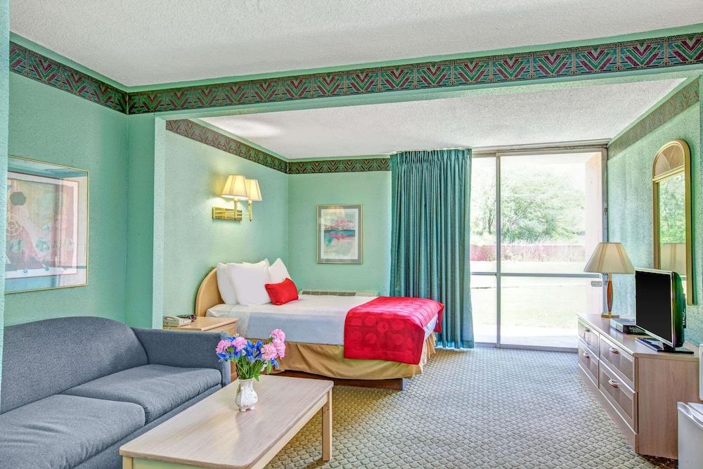 Ramada by Wyndham Parsippany photo 9