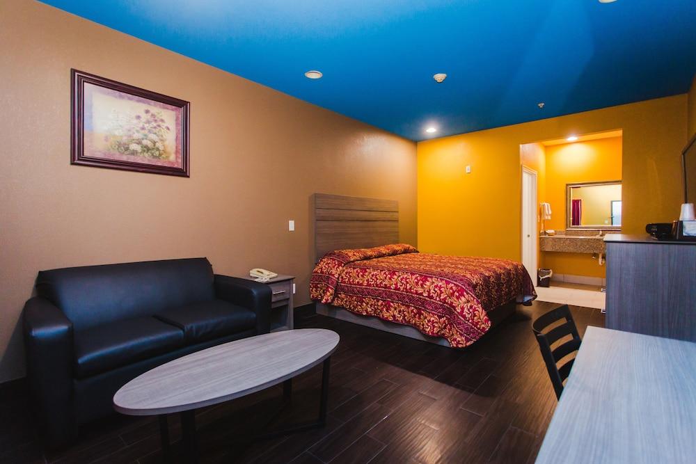 Moonlight Suites - Houston George Bush Intl Airport photo 20
