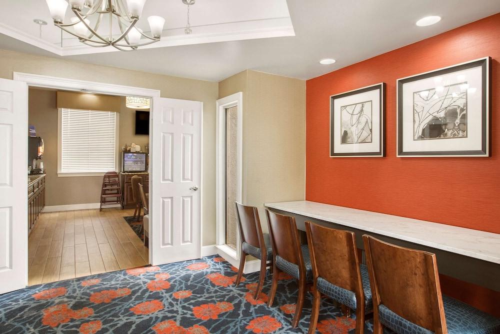 Clarion Pointe Morrow - Atlanta South photo 5