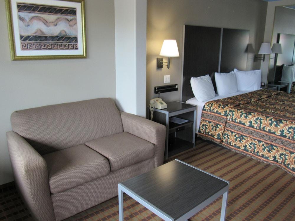 Camelot Inn & Suites Highway 290 NW Freeway photo 8