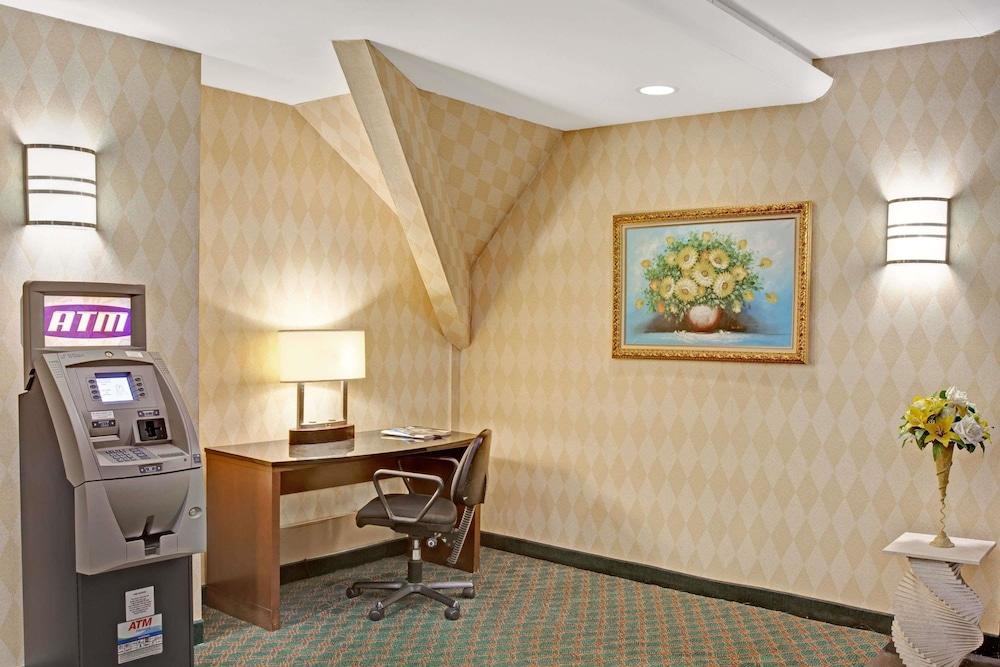 Ramada by Wyndham Parsippany photo 2