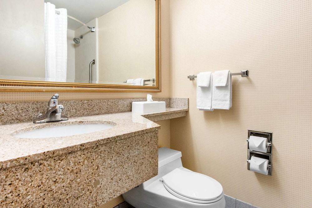 Quality Inn & Suites Charleston - Civic Center photo 25