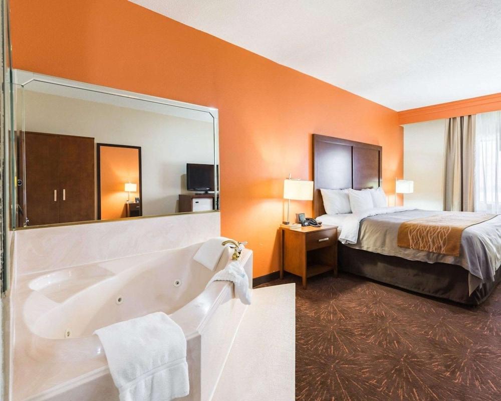 Econo Lodge Inn & Suites East photo 52