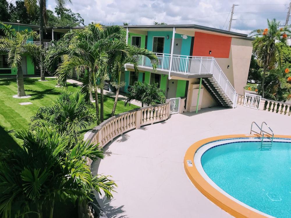Tropical Inn & Suites photo 49