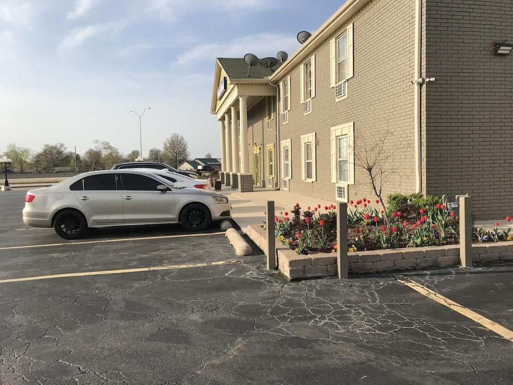 Hometown Inn & Suites photo 54