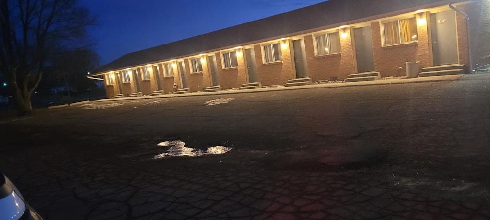 Tops Motel photo 16