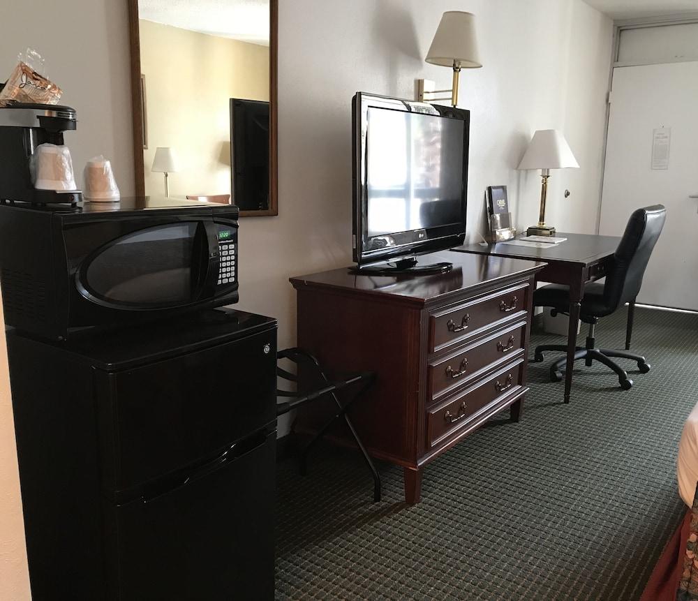Carmel Inn & Suites photo 8