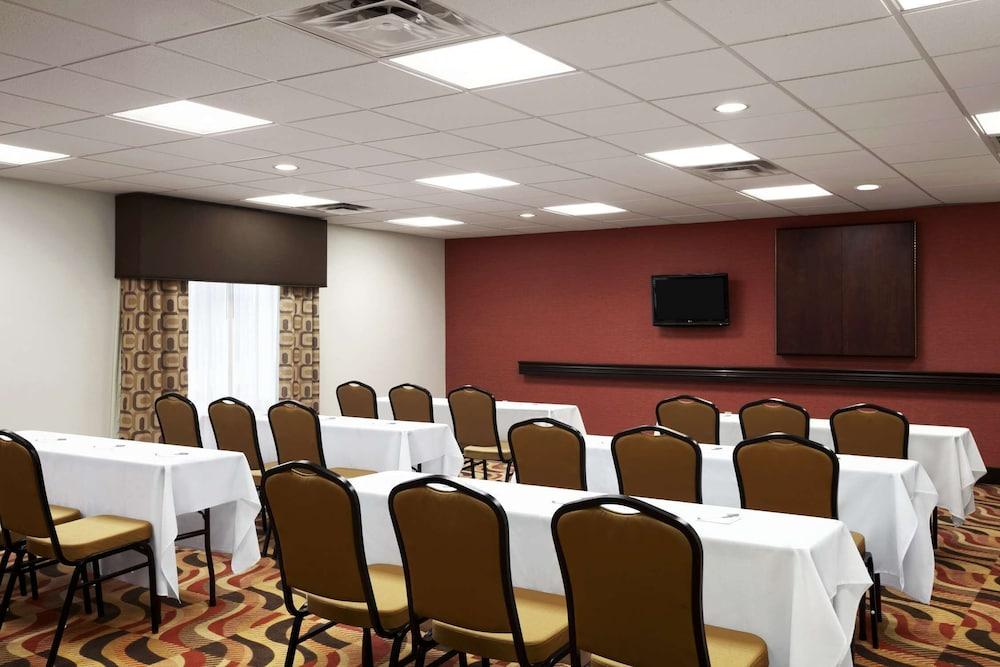Hampton Inn & Suites Conroe - I-45 North photo 2