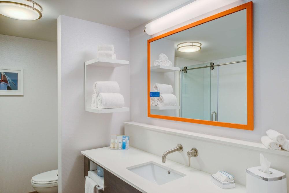 Hampton Inn & Suites Wixom photo 36
