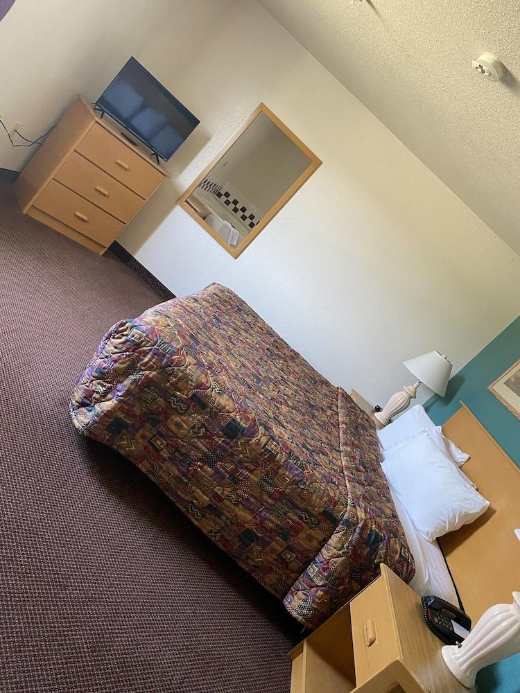 Herington Inn & Suites photo 16
