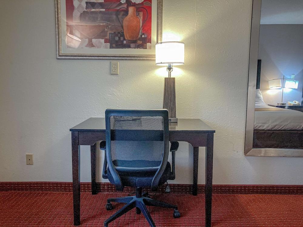 Motel 6 Elkhart, IN photo 12