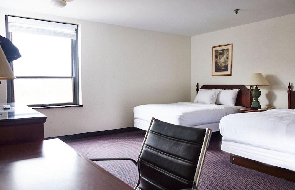 McLure Inn and Suites photo 4