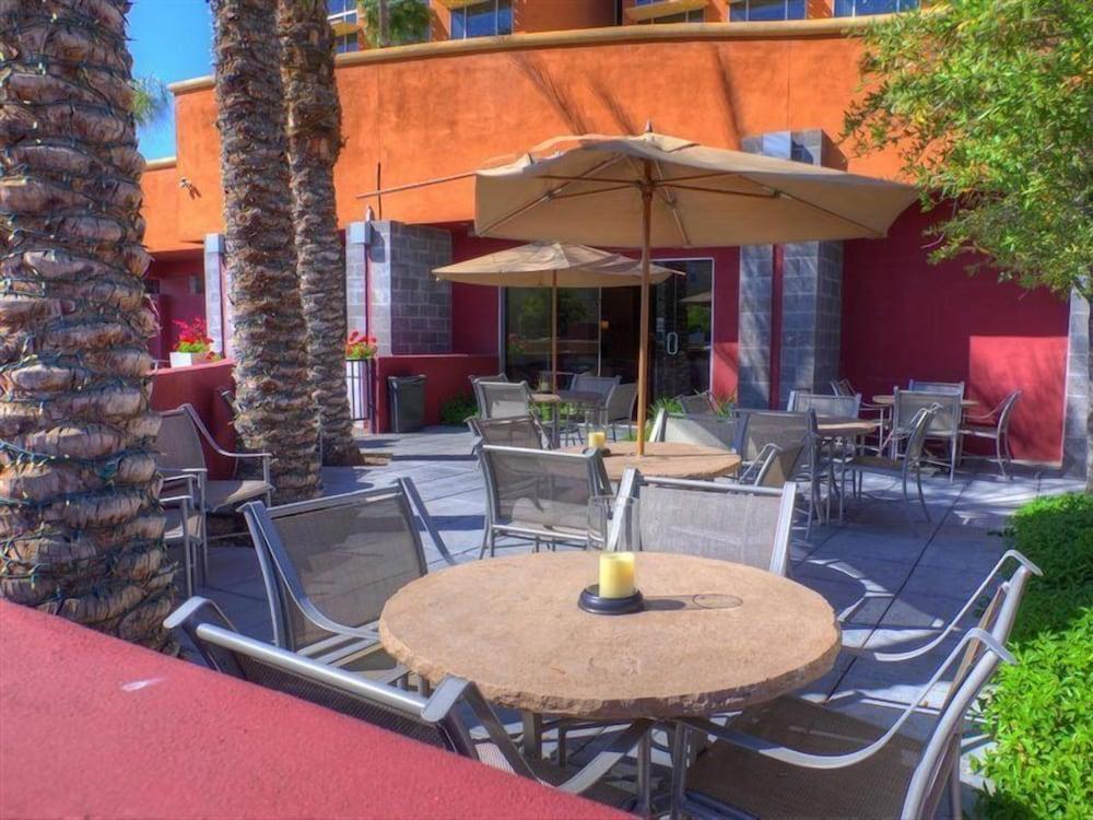Holiday Inn Express & Suites Phoenix Midtown by IHG photo 71
