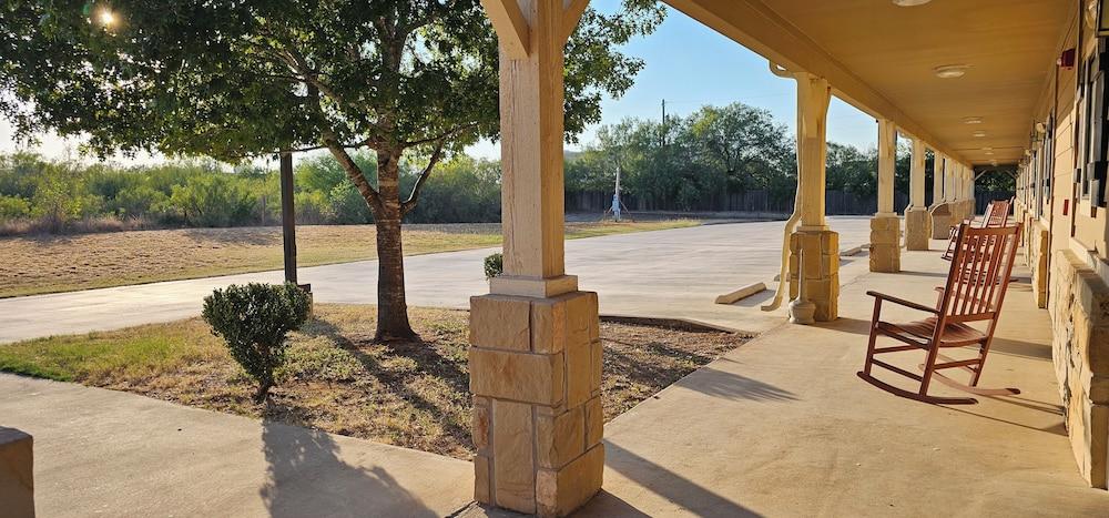 Dilley Motor Inn photo 11