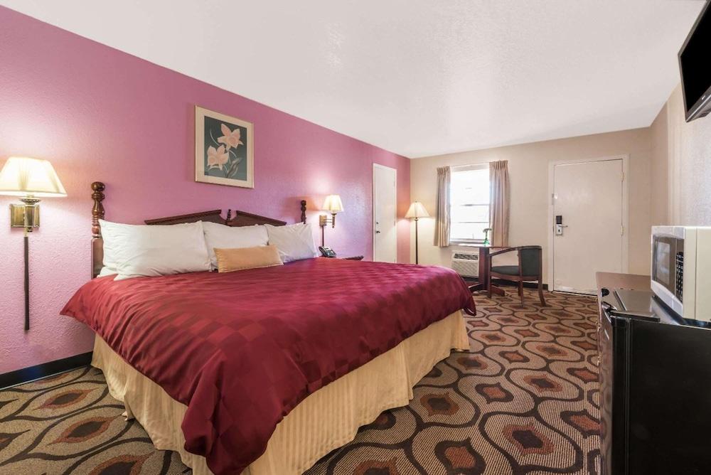 Relax Inn Mineral Wells photo 20
