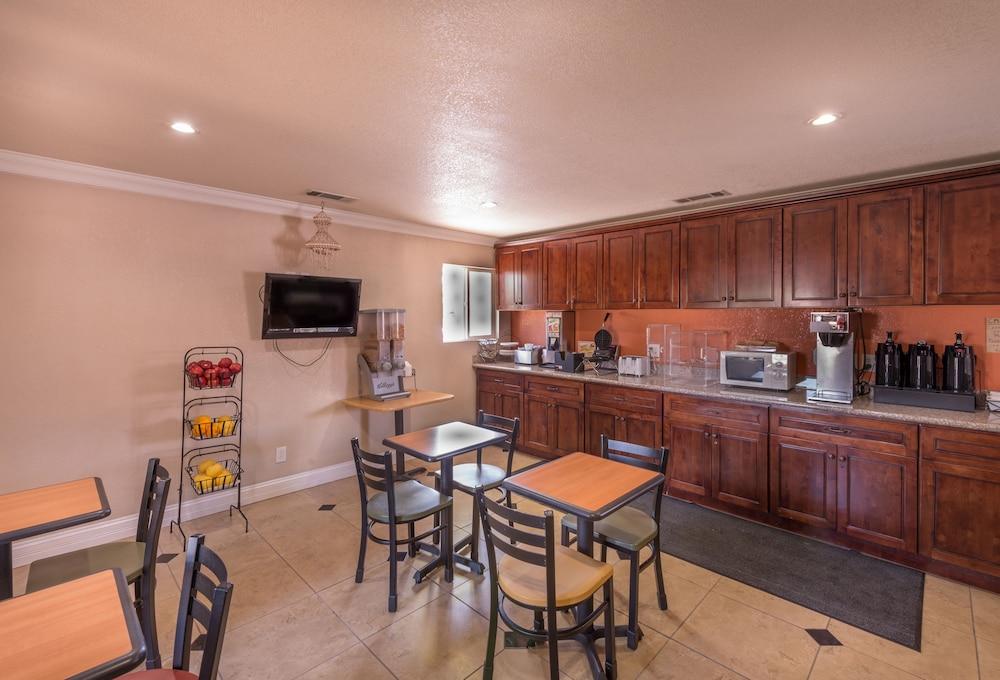 Edgewater Inn Reedley photo 24
