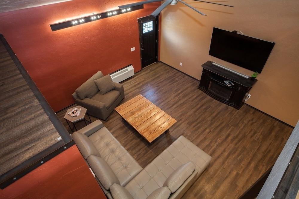 Log Cabin Lodge & Suites photo 13