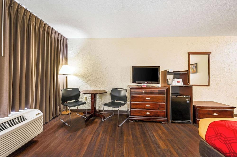 Econo Lodge Corinth photo 16