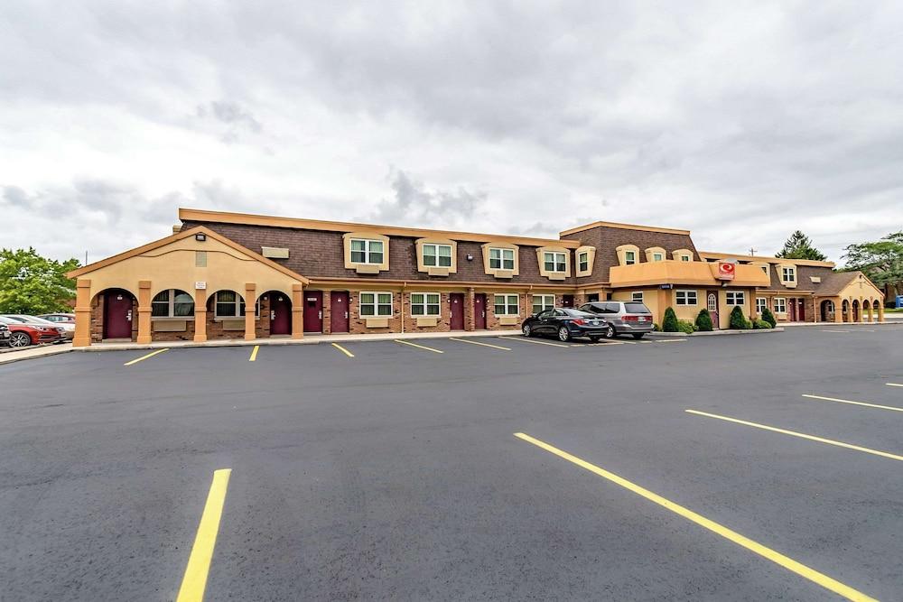 Econo Lodge Worthington - Columbus North photo 5