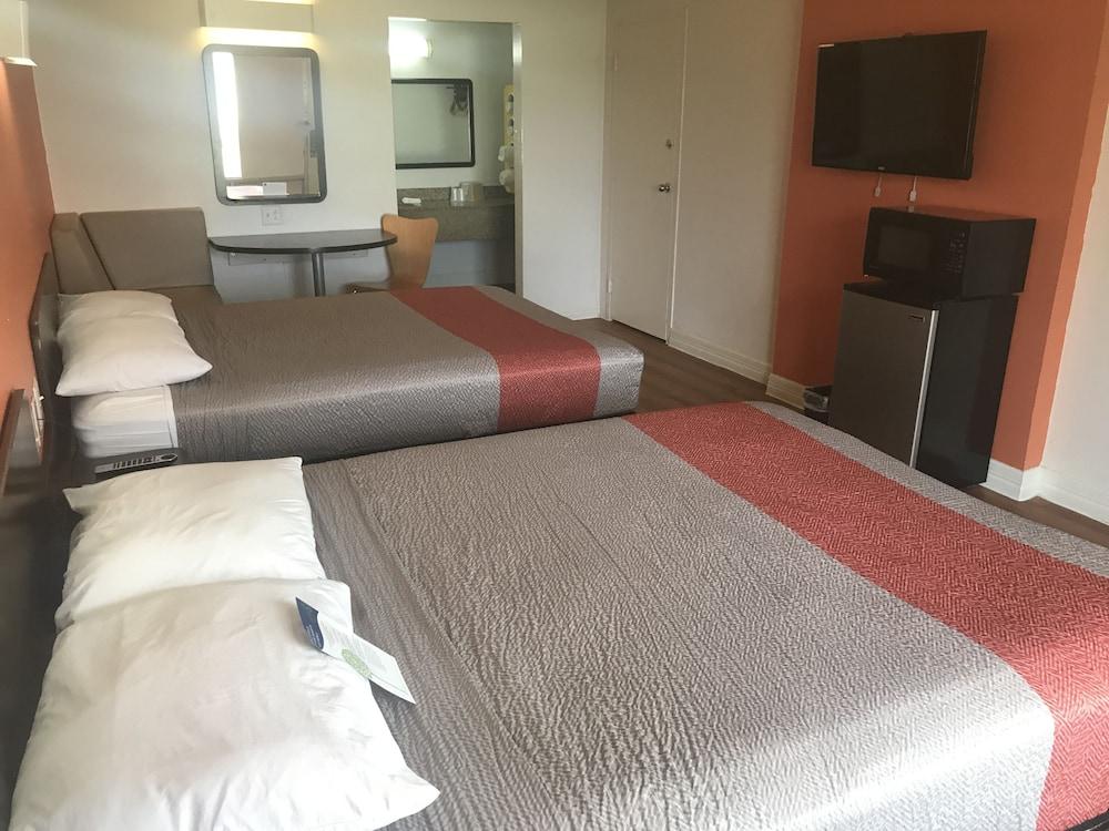 Motel 6 Houston, TX - East photo 8