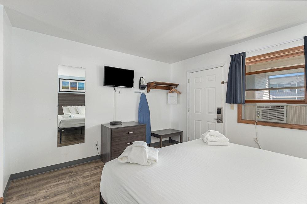 Snyder's Shoreline Inn photo 68
