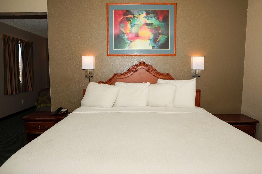 Super 8 by Wyndham Gallup photo 24