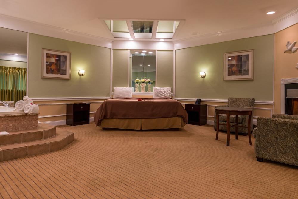 Inn of the Dove Romantic Suites with Jetted Tub & Fireplace photo 9