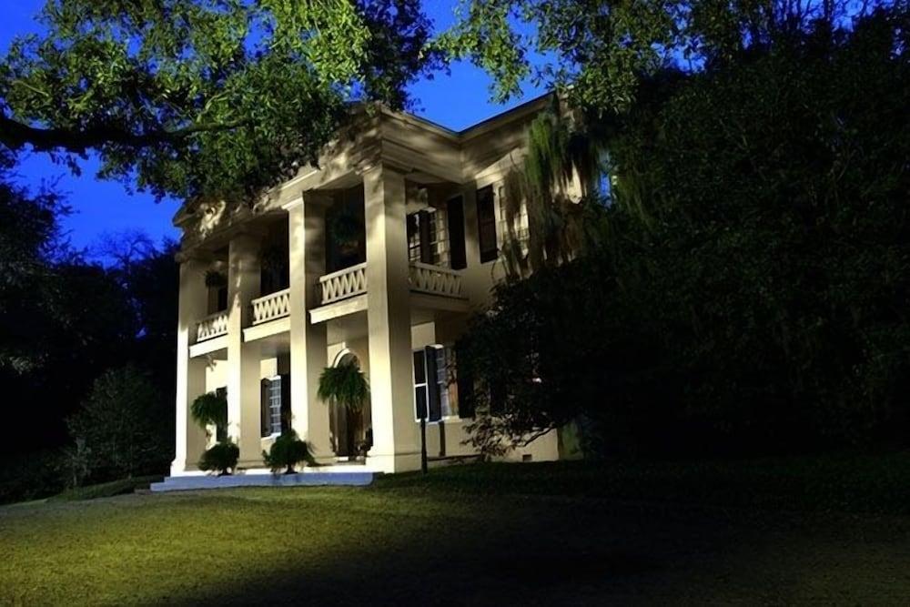 Monmouth Historic Inns and Gardens — hotel in Natchez