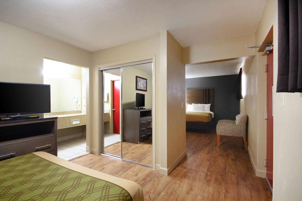 Econolodge Inn & Suites photo 32
