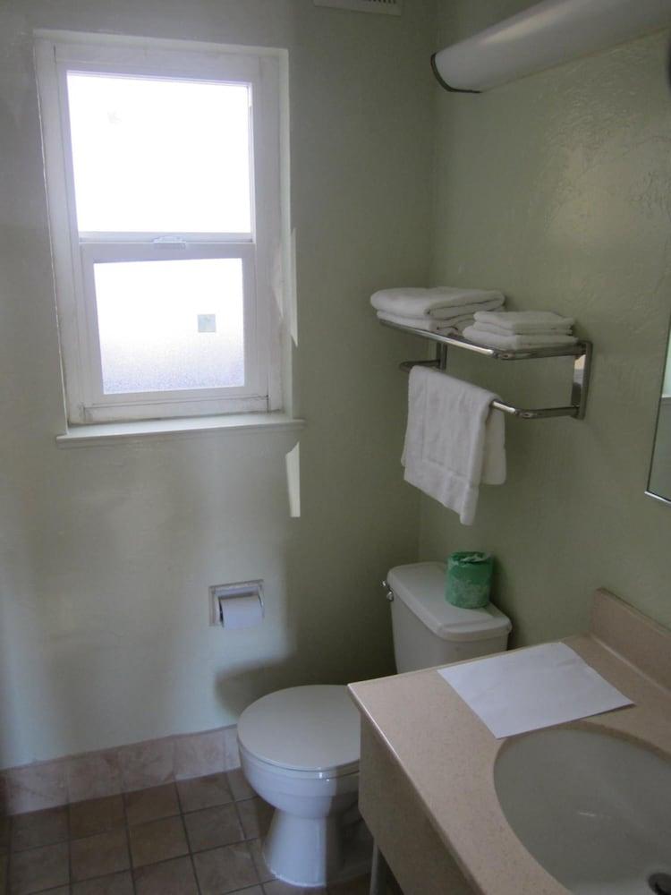 Civic Center Lodge photo 16