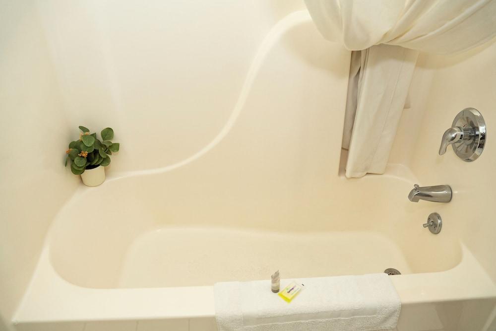 Victorian Inn & Suites photo 12