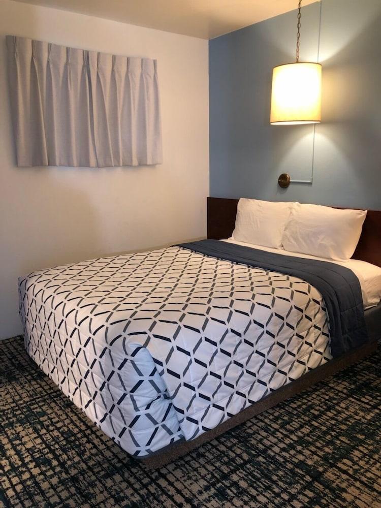 Curly Redwood Lodge photo 9