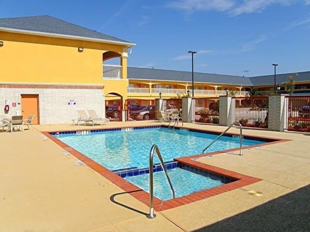 Scottish Inn & Suites photo 17